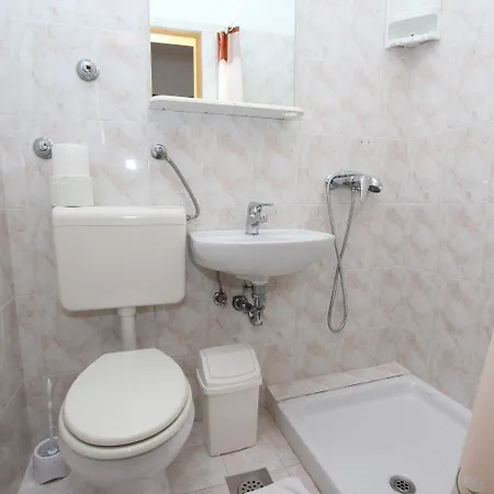 Apartment Charmantes Nur 10 Gehminuten Zum Mit Privater Terrasse, Klima, Wifi