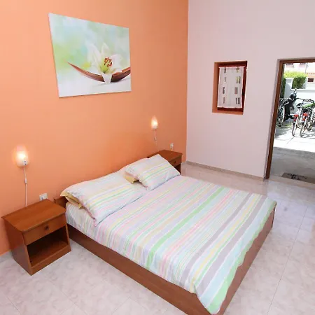 Charmantes Nur 10 Gehminuten Zum Mit Privater Terrasse, Klima, Wifi Apartment