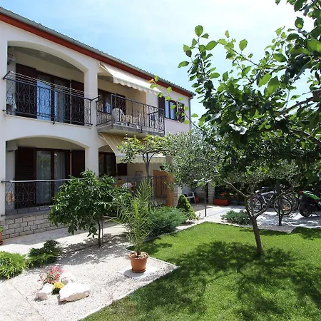 Charmantes Nur 10 Gehminuten Zum Mit Privater Terrasse, Klima, Wifi Appartement Rovinj